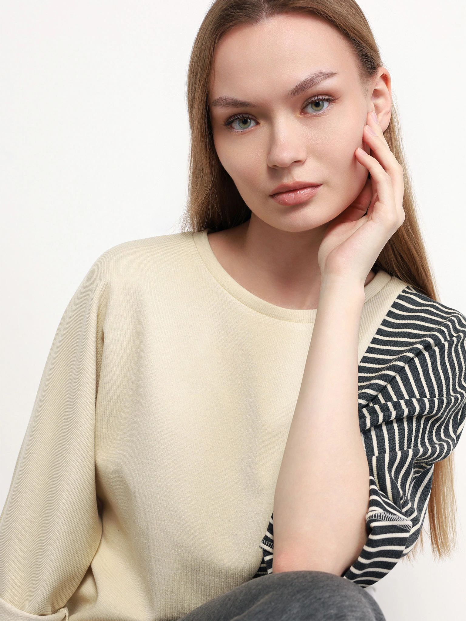 Джемпер бежевого цвета в полоску с рукавами 3/4 